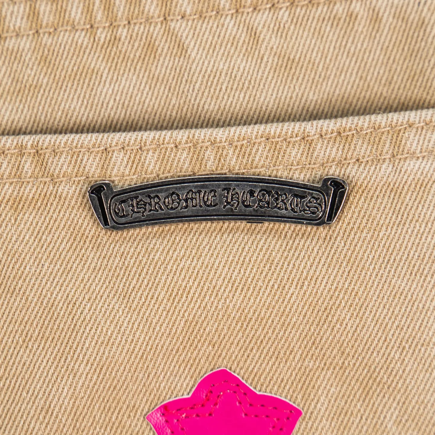 P240 Chrome Hearts 2025 New Miami Limited Couple Washed Jeans with Multiple Pink Cross Leather Labels is a hot item this season and is sought after by countless celebrities and fashionistas. The neat details of the cutting process add color to the playful fashion! The neat and meticulous design, and the well-fitting structure is unique. The upper body not only has outstanding recognition, but also looks younger and younger. A style with the ultimate wearing meaning and performance, gorgeous color matching, and the craftsmanship of this style is also extremely extraordinary. After the finished product is washed, it is disassembled and hand-made with sheepskin cross leather and then spliced ​​together to complete. The whole piece has too many craftsmanship to describe. It is decorated with patchwork cross flowers and high-waisted washed jeans! ! Absolutely high-end luxury product, a god-level single product, a super popular product, made with top heavy industry, a magic weapon that cannot be missed in the street. Style number: 1866# Size: 28 30 32 34 Color: khaki pink khaki black